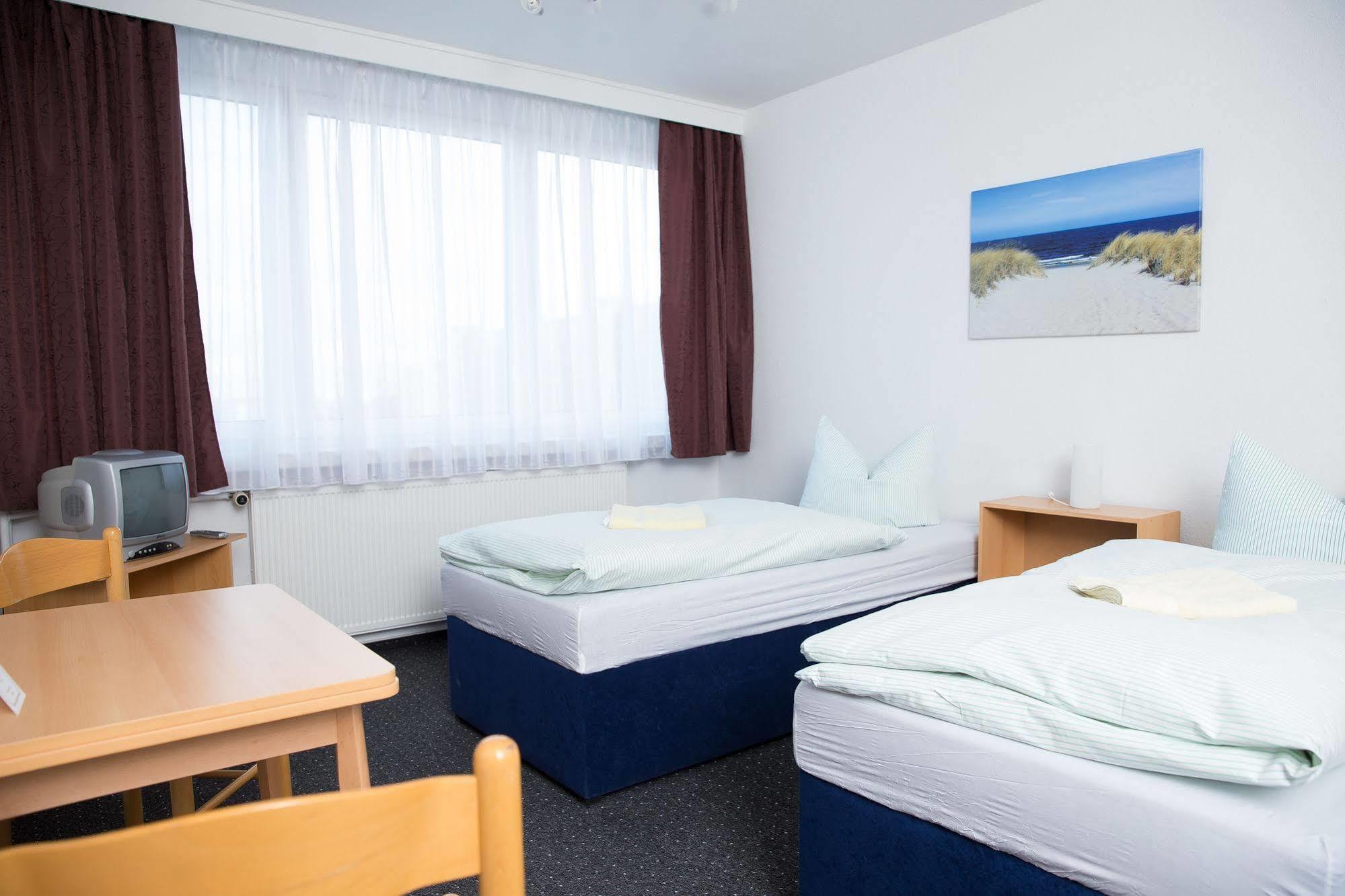 Hotel & Gaestehaus Rostock Luetten Klein Bagian luar foto